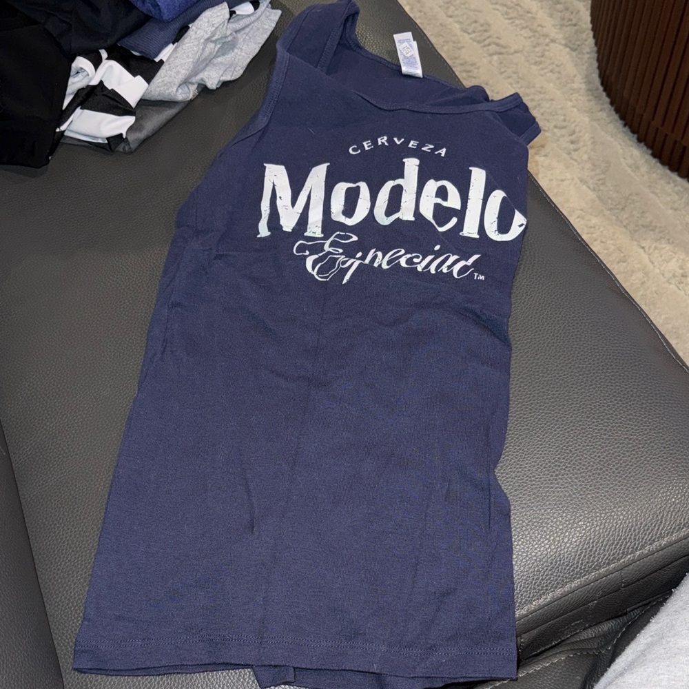 Modelo Navy Tank Top